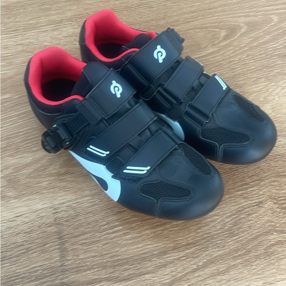 Women’s Black and Red peloton spin shoes size 6, Europe size 37.